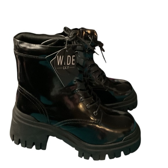 Forever 21 Shoes - 🦄 Forever 21 Glossy Black Moto Boots RT $45